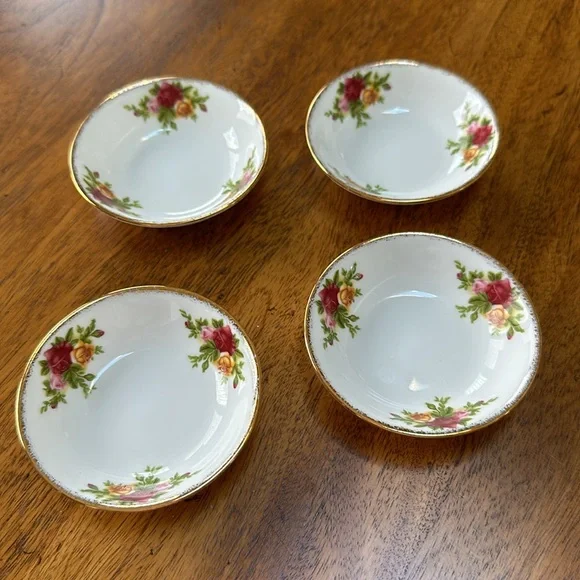 Royal Albert, Old country roses set of 4 elegant,tiny bowls. Diameter: 3 inches. - Picture 6 of 7